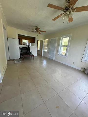 a view of a livingroom with furniture and a ceiling fan