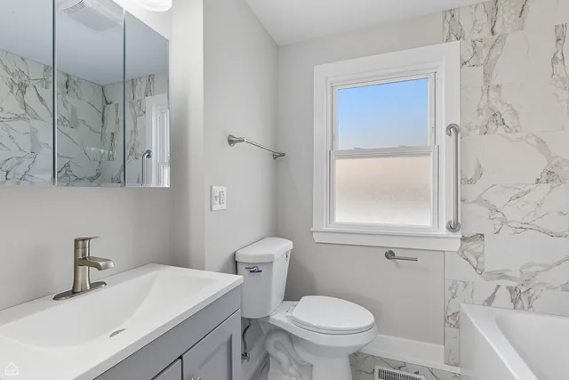 $490,000 | 9845 South Hoyne Avenue, Chicago, IL 60643