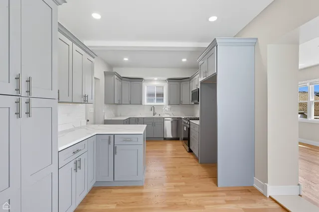 $490,000 | 9845 South Hoyne Avenue, Chicago, IL 60643