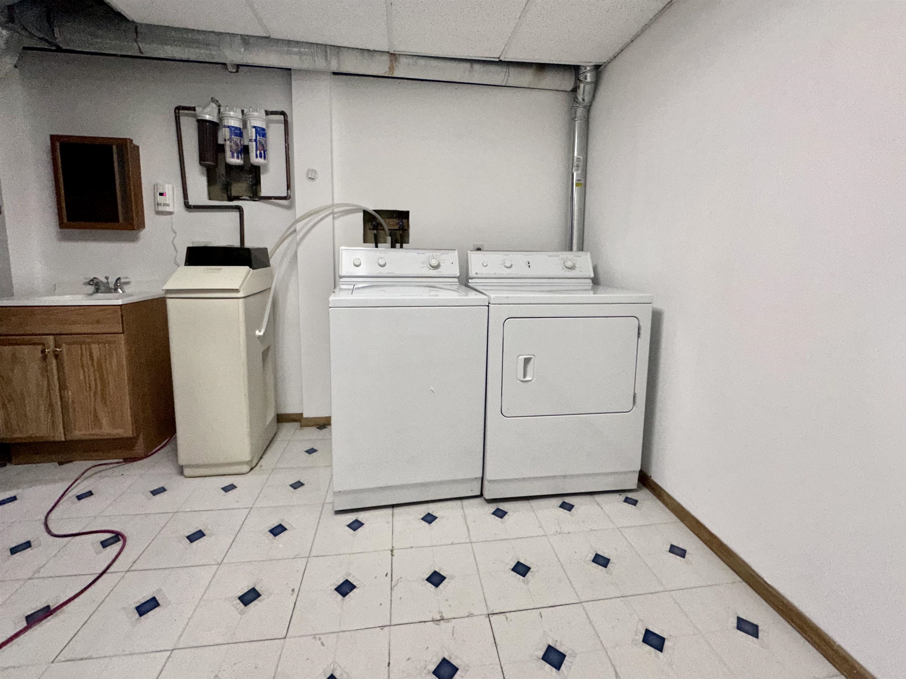 6497 Maeve Lane Rockford, IL 61107 - Photo 23 of 24 a utility room with dryer and washer