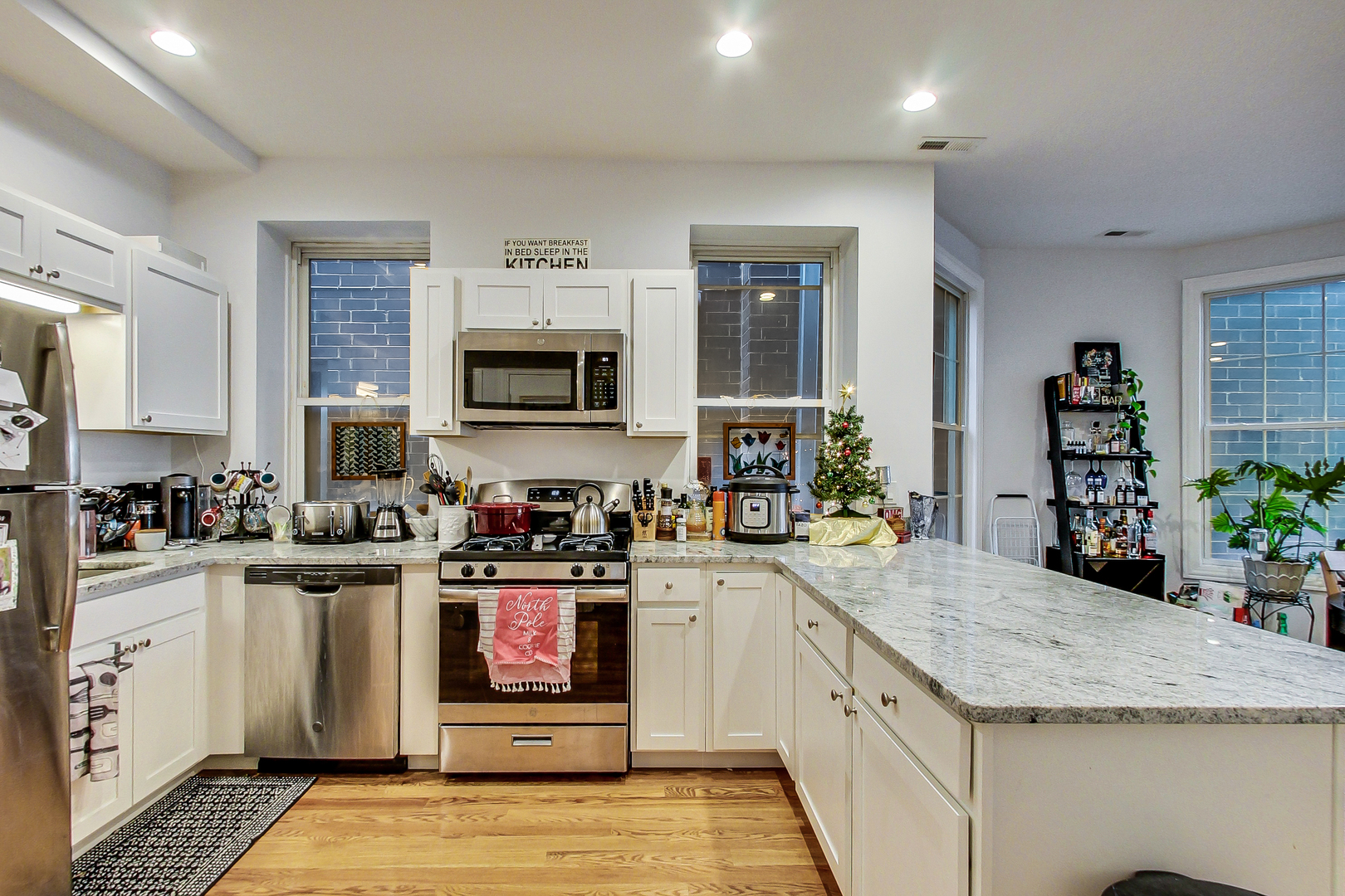 1934 West Irving Park Road Chicago, IL 60613 - Photo 10 of 63 Gallery Image 10