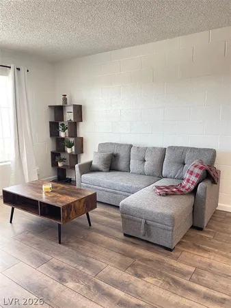 $950 | 615 South Royal Crest Circle, Unit 22, Las Vegas, NV 89169