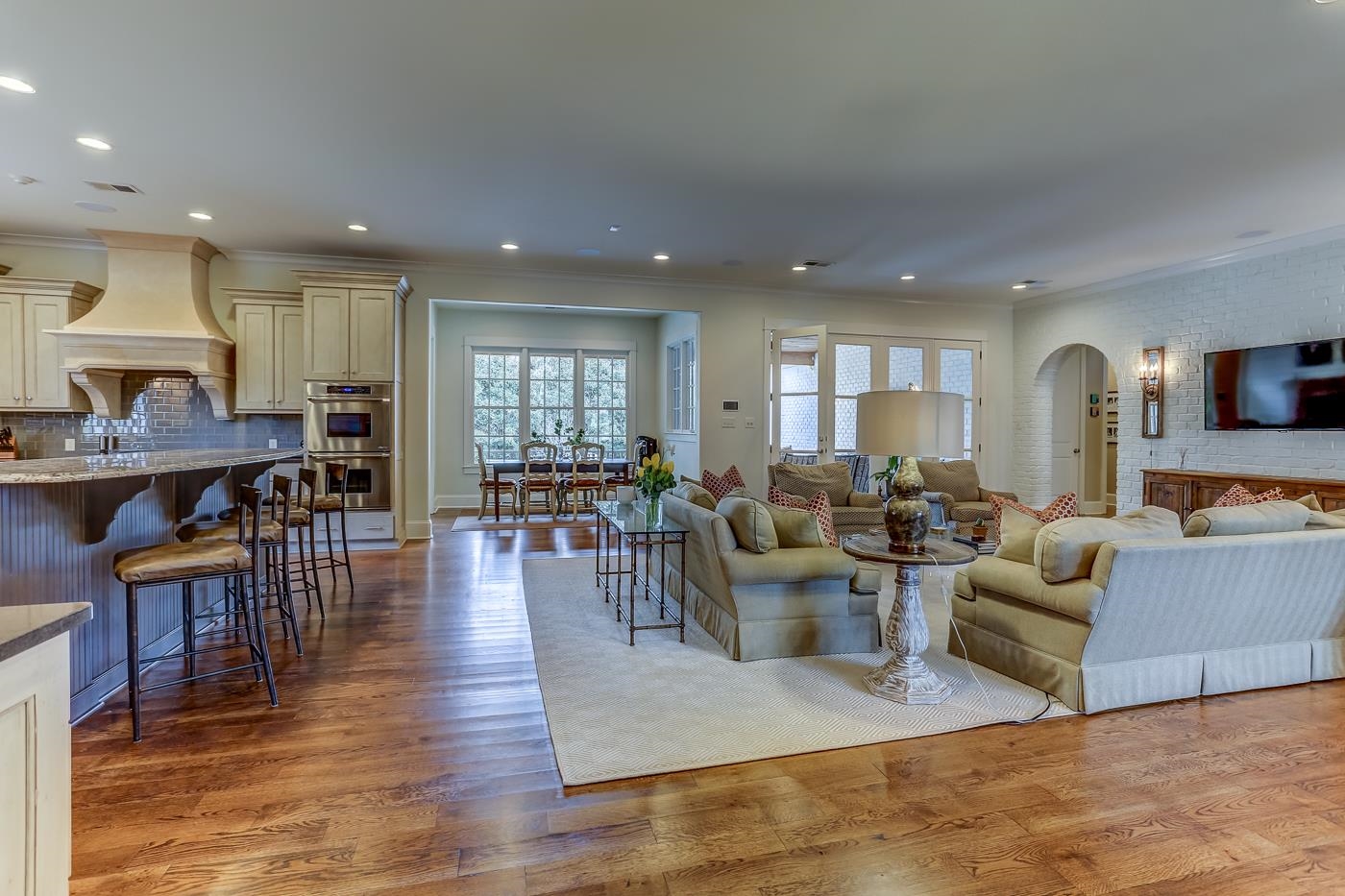 212 Avon Road Memphis, TN 38117 - Photo 8 of 21 a living room with lots of furniture and kitchen view