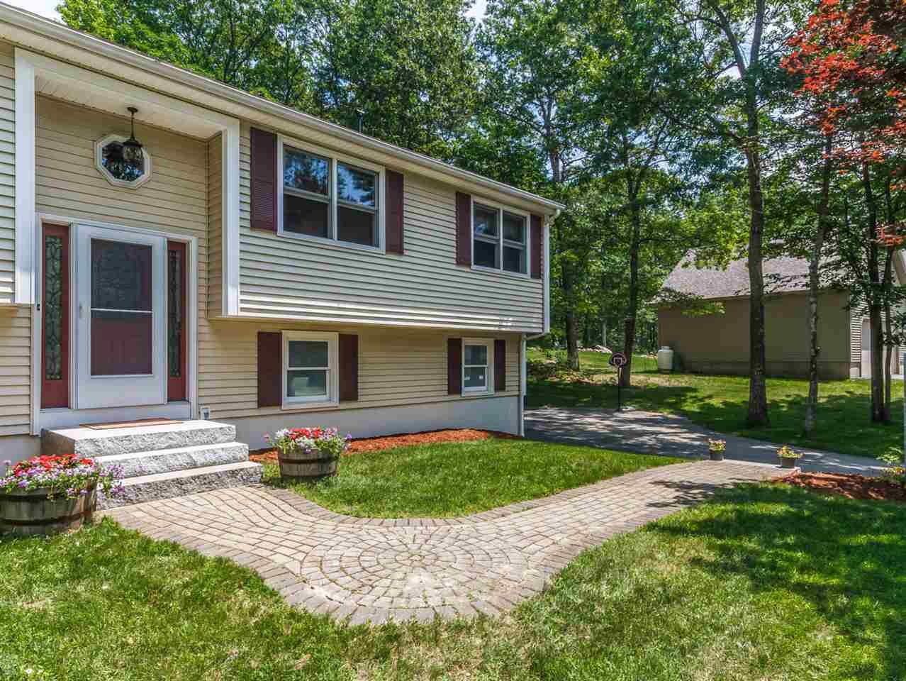 17 Garvin Road Derry, NH 03038 - Photo 3 of 40