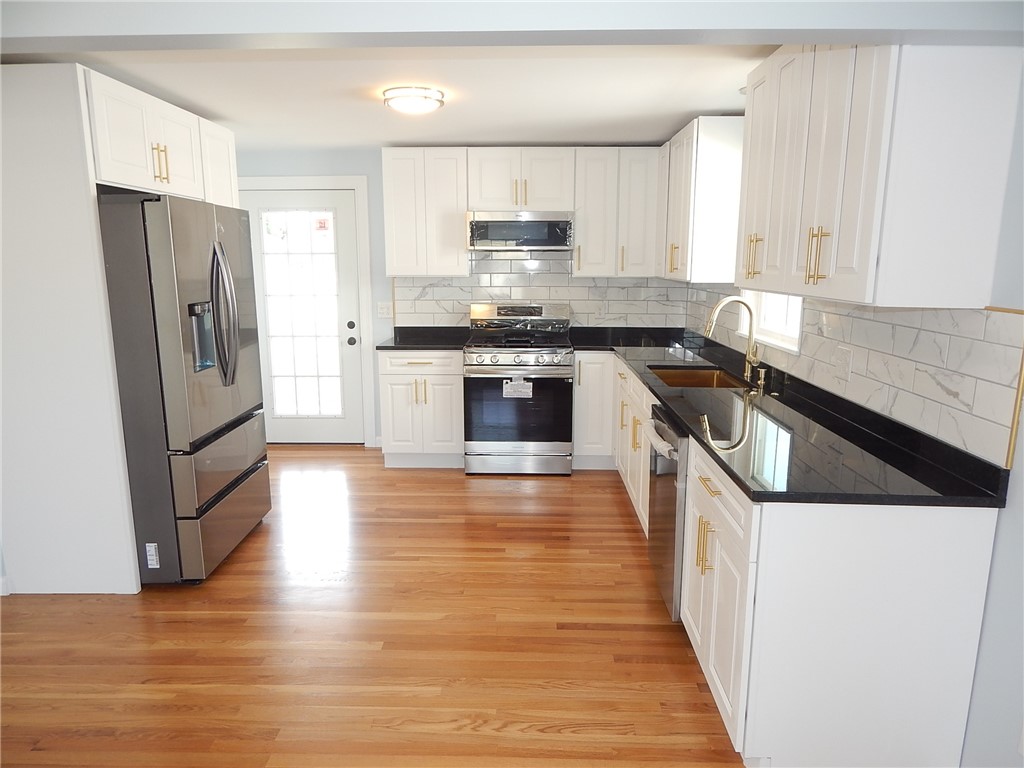 151 Edgemere Road Pawtucket, RI 02861 - Photo 8 of 45 Gallery Image 8