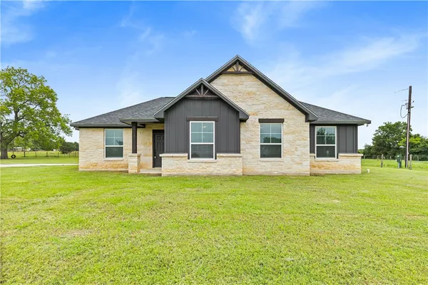 a view of a house with a backyard