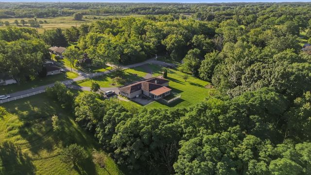 a view of yard with green space