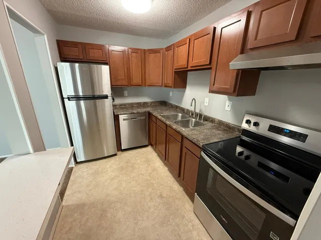 $144,900 | 10301 Cedar Lake Road, Unit 102, Minnetonka, MN 55305