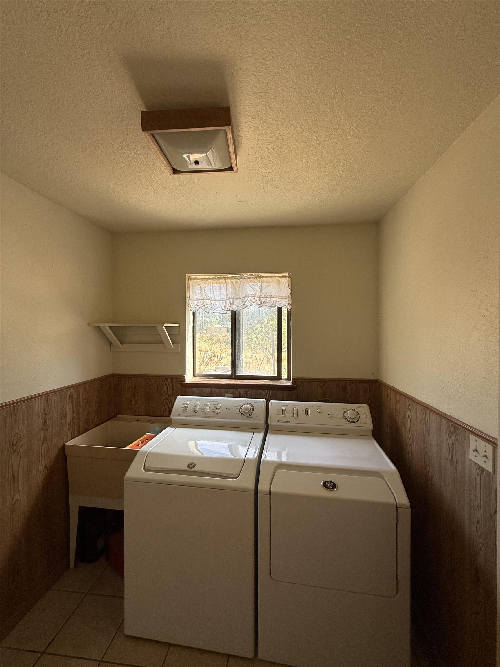 5893 Fruitland Road Marysville, CA 95901 - Photo 23 of 35 a utility room with dryer and washer