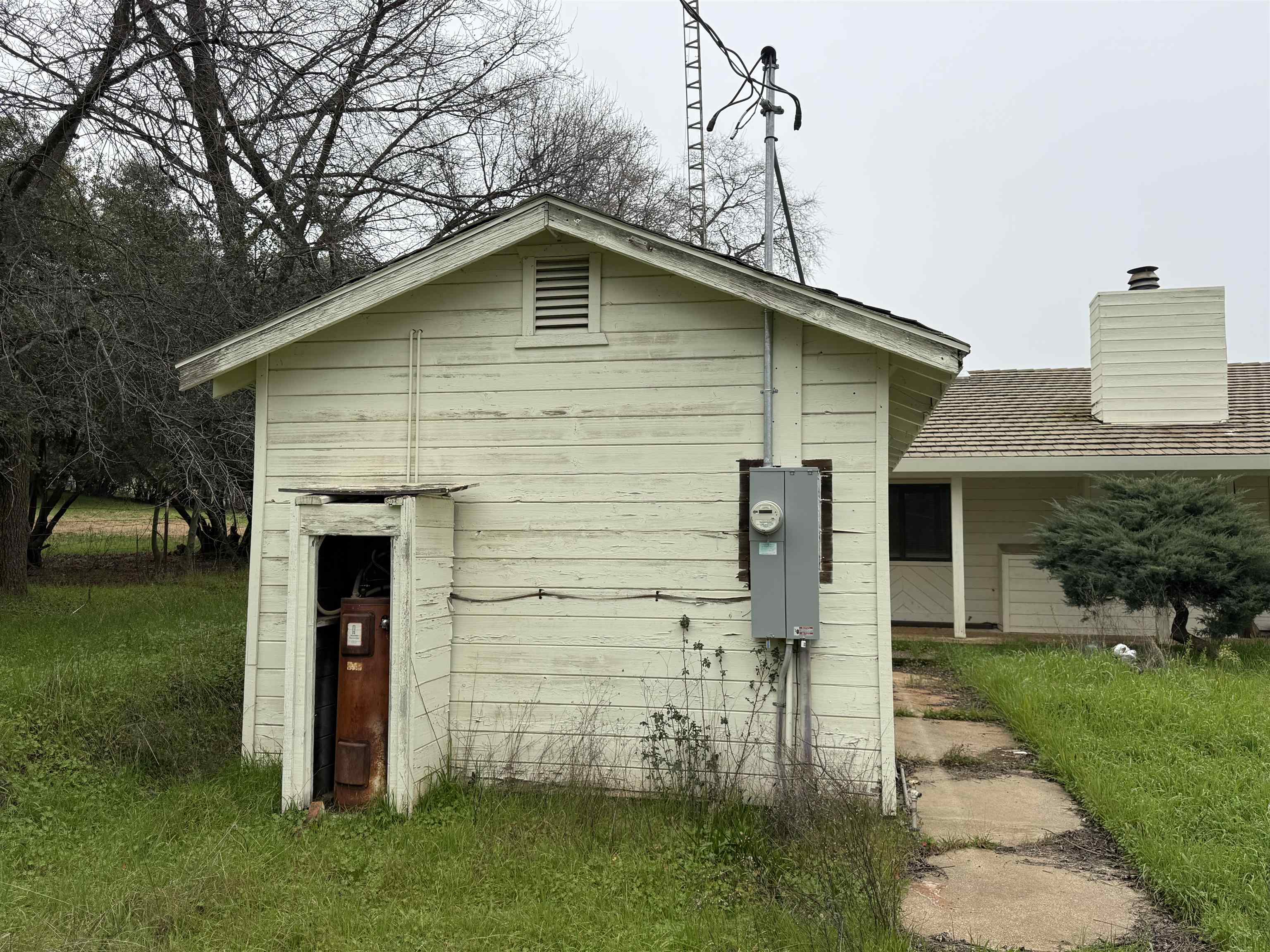 5893 Fruitland Road Marysville, CA 95901 - Photo 26 of 35 a front view of a house with garden