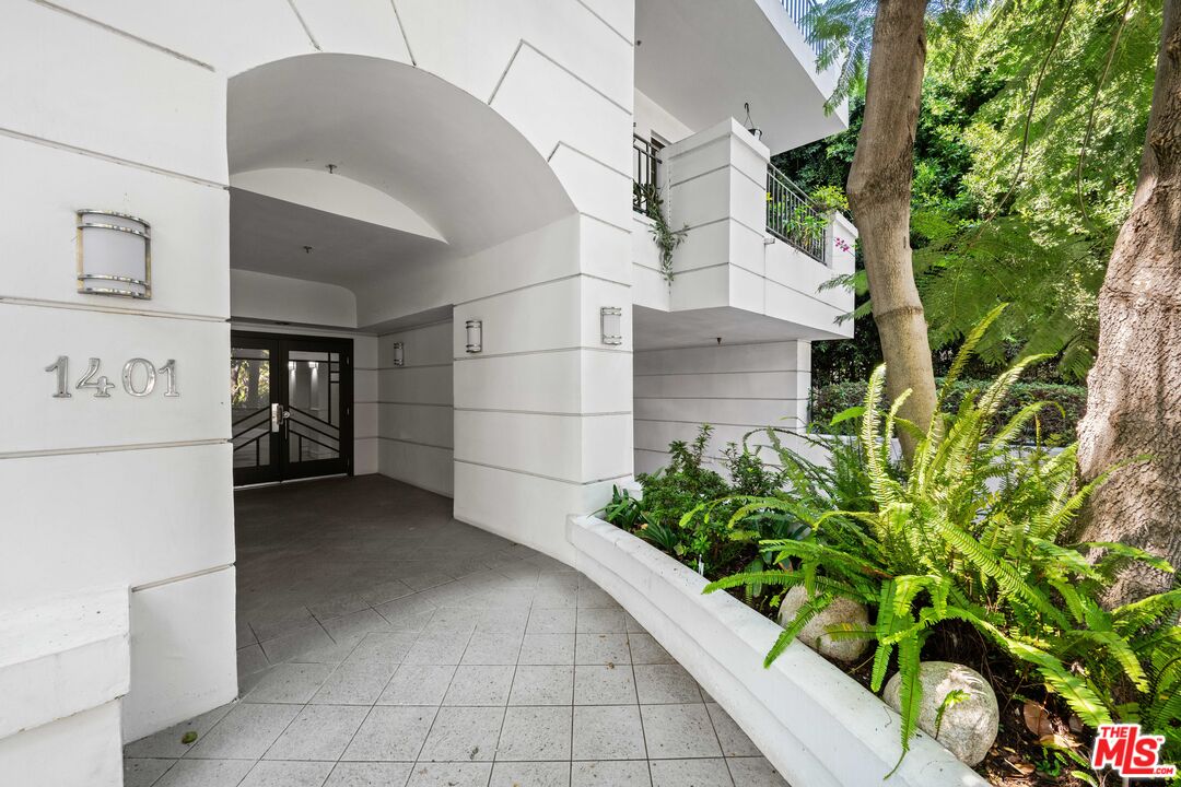 1401 South Bentley Avenue, Unit 202 Los Angeles, CA 90025 - Photo 29 of 32 a view of entryway with a flower pot