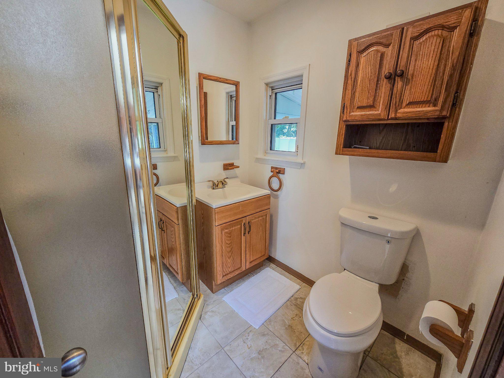 33 Delwood Road Cherry Hill, NJ 08002 - Photo 15 of 27 Charming bathroom with classic finishes.