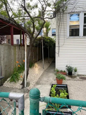 $1,750 | 2257 North Springfield Avenue, Unit 1F, Chicago, IL 60647