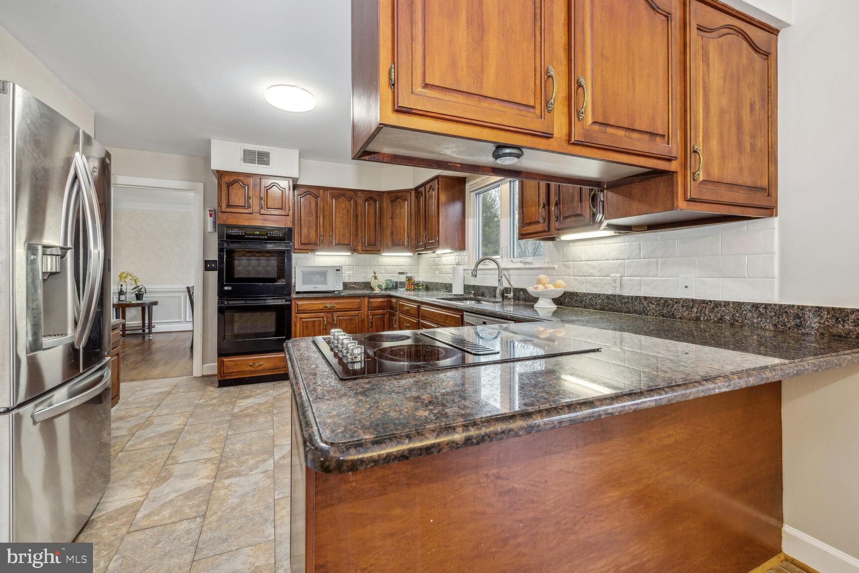 13303 Query Mill Road North Potomac, MD 20878 - Photo 12 of 42 Peninsula cooktop, under cab lights