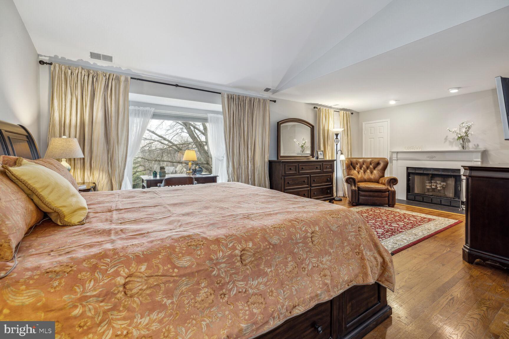 13303 Query Mill Road North Potomac, MD 20878 - Photo 19 of 42 Sitting area, bay window