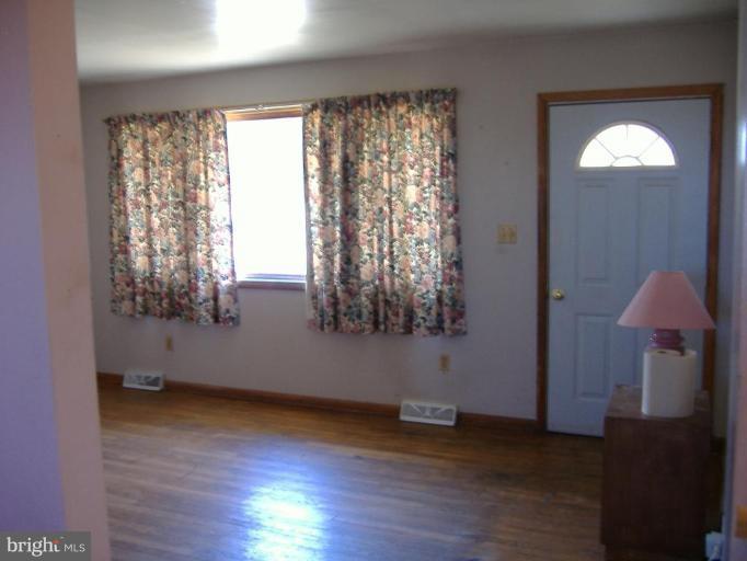 1717 Dennings Road New Windsor, MD 21776 - Photo 7 of 8 Living Room