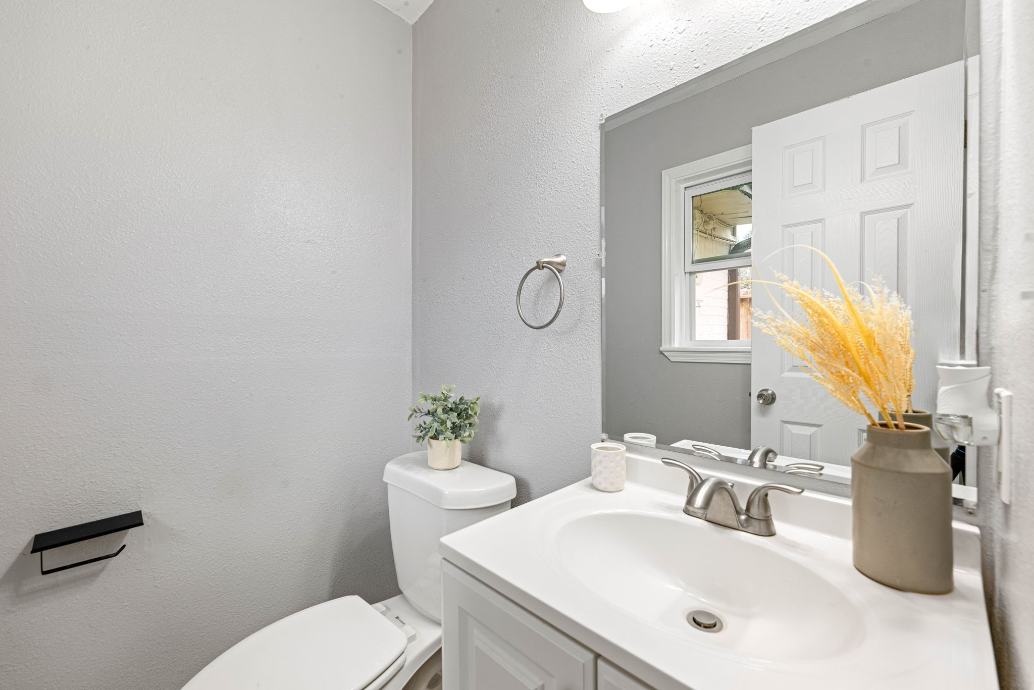 7630 Lady Street Houston, TX 77021 - Photo 21 of 32 Powder Bath located in Game Room