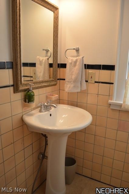 3299 Chalfant Road Cleveland, OH 44120 - Photo 12 of 24 Master bedroom full bath with stall shower.