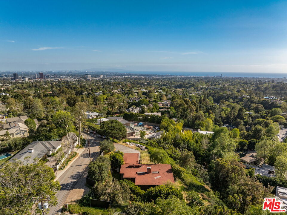 747 North Tigertail Road Los Angeles, CA 90049 - Photo 3 of 14