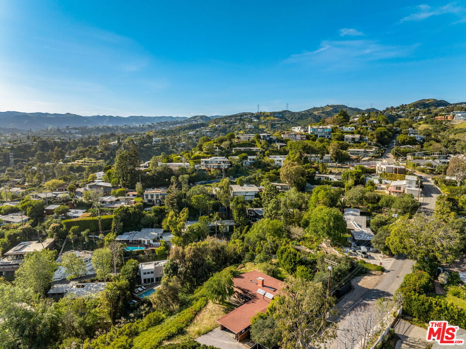 747 North Tigertail Road Los Angeles, CA 90049 - Photo 4 of 14