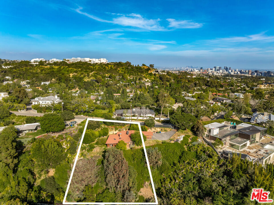 747 North Tigertail Road Los Angeles, CA 90049 - Photo 5 of 14