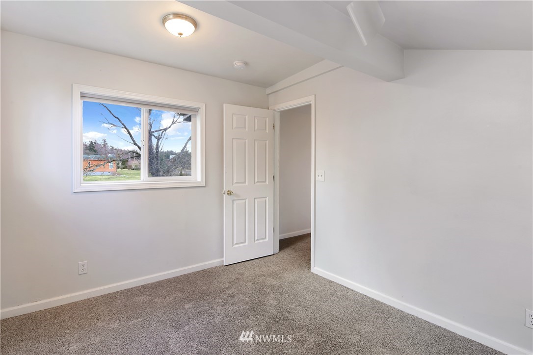 1606 Bayon Road Bellingham, WA 98225 - Photo 30 of 39 an empty room with windows