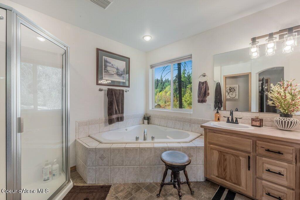 11413 North Summit Loop Post Falls, ID 83854 - Photo 27 of 67 En Suite with Separate Tub and Shower