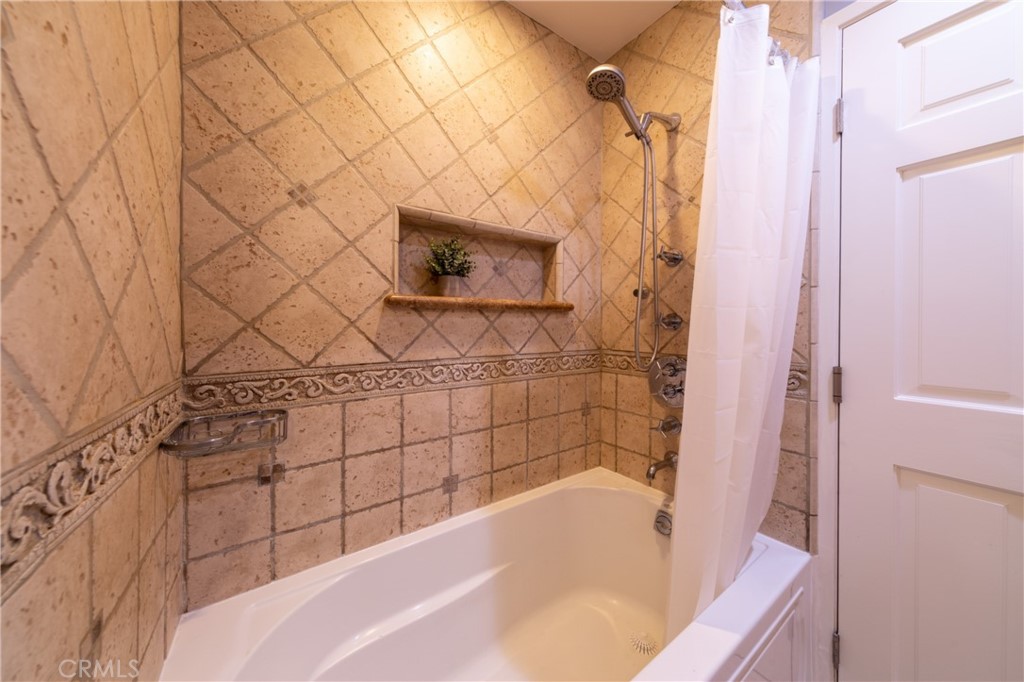 28009 Newbird Drive Saugus, CA 91350 - Photo 22 of 26 a bathroom with a bathtub