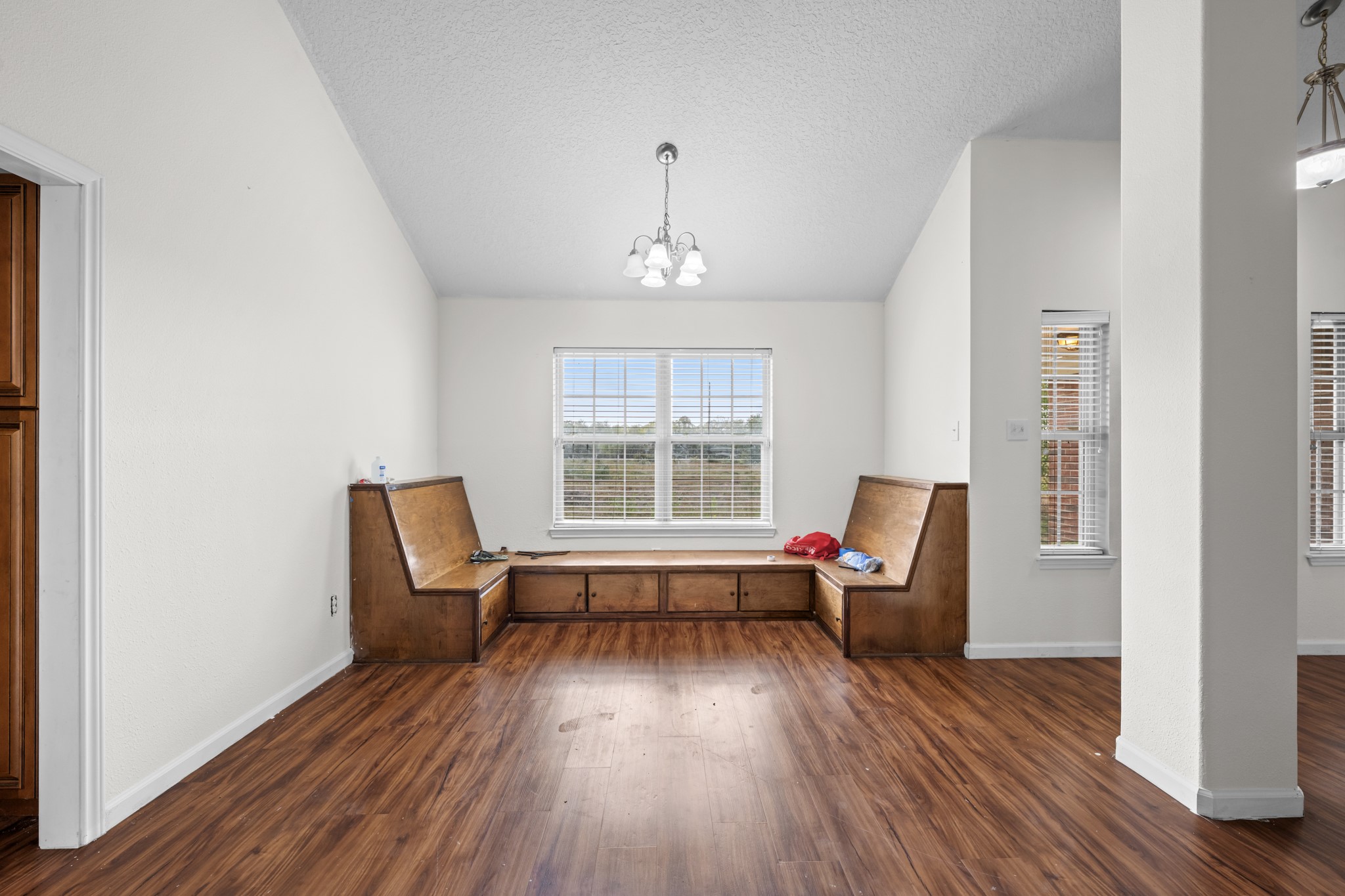 7442 County Road 42 Rosharon, TX 77583 - Photo 20 of 43 a living room with furniture and a window