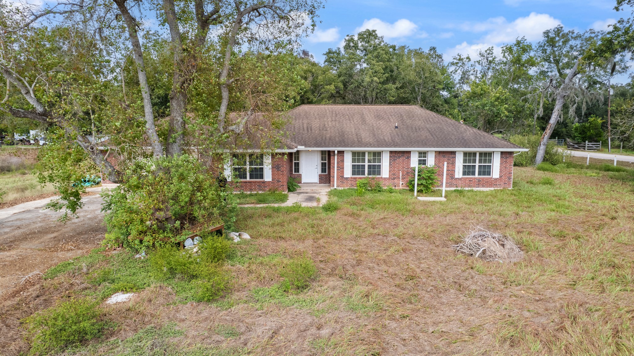 7442 County Road 42 Rosharon, TX 77583 - Photo 3 of 43 a house view with a garden space