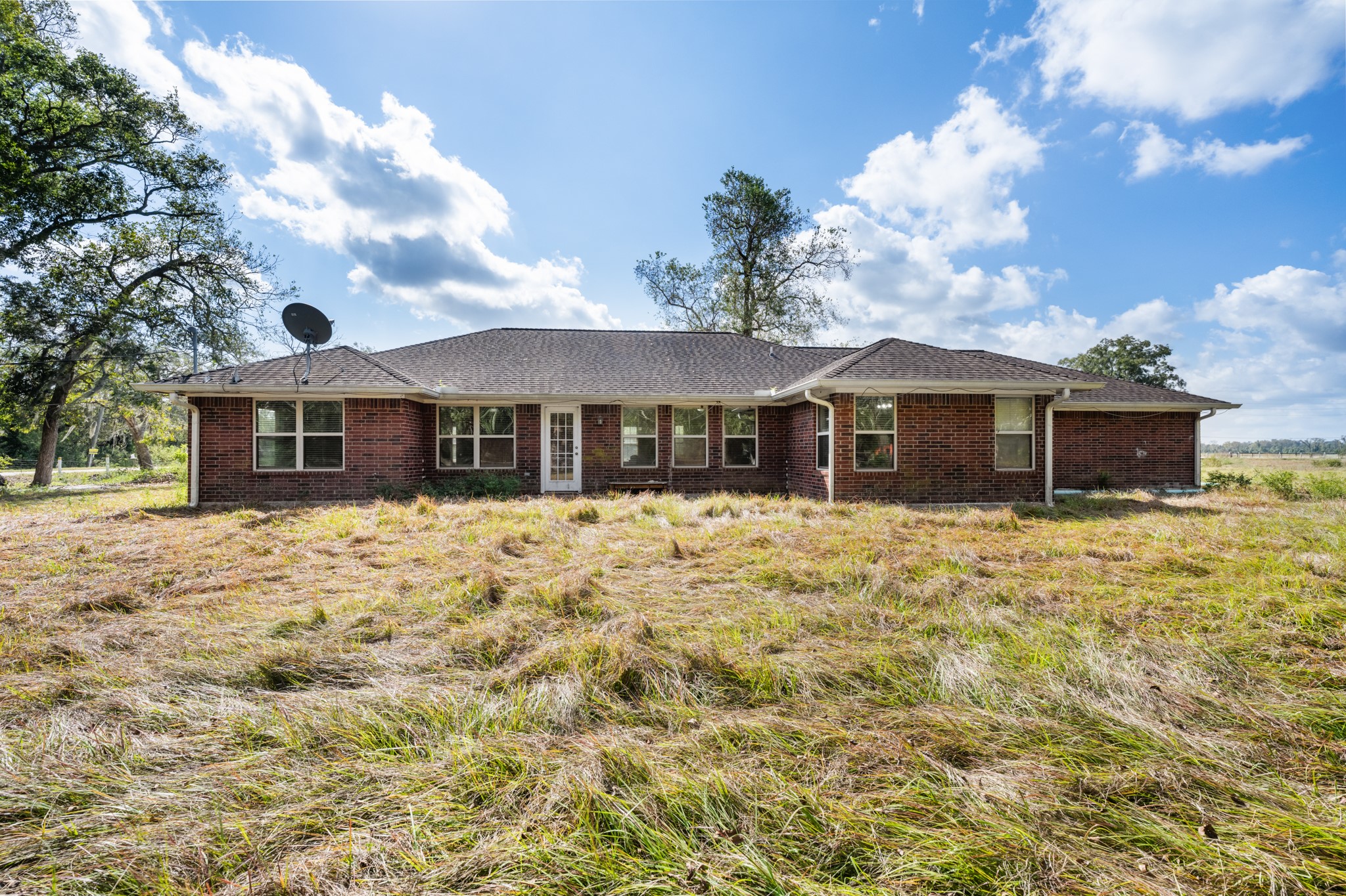 7442 County Road 42 Rosharon, TX 77583 - Photo 40 of 43 a front view of a house with a garden