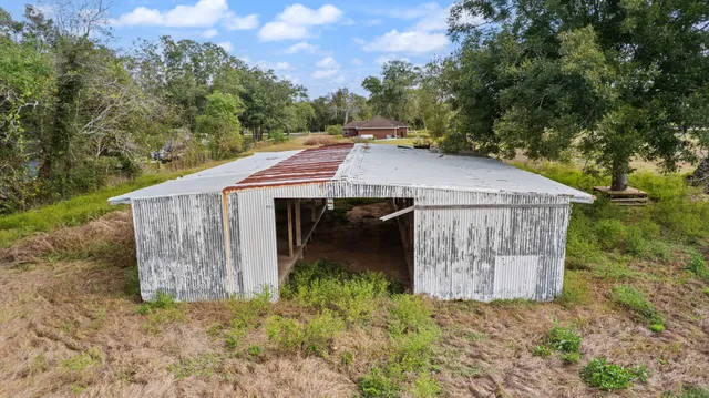 a view of a barn in the middle of a yard