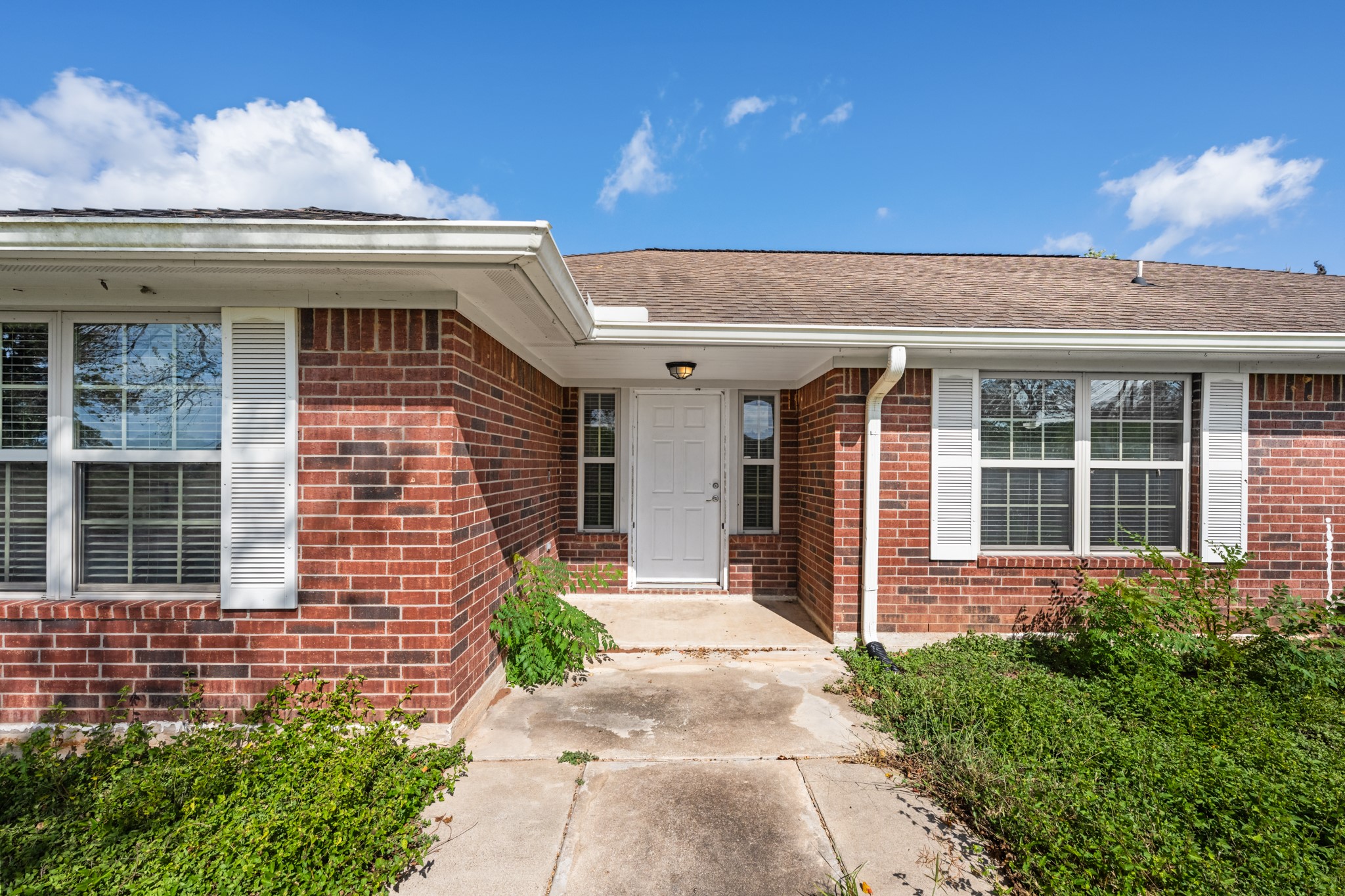 7442 County Road 42 Rosharon, TX 77583 - Photo 8 of 43 a front view of a house with a garden
