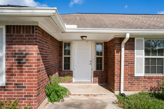 a view of entryway with a yard