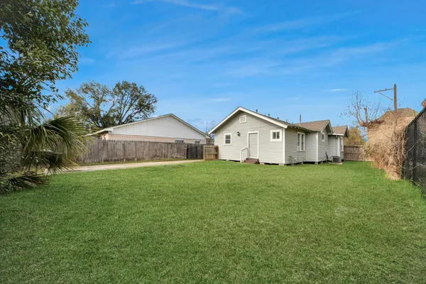 a view of a house with backyard and garden
