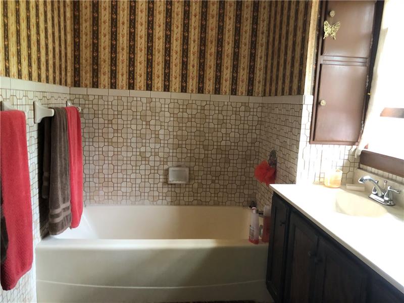 5886 Virginia Road Hermitage, PA 16148 - Photo 14 of 25 Second floor full bath.