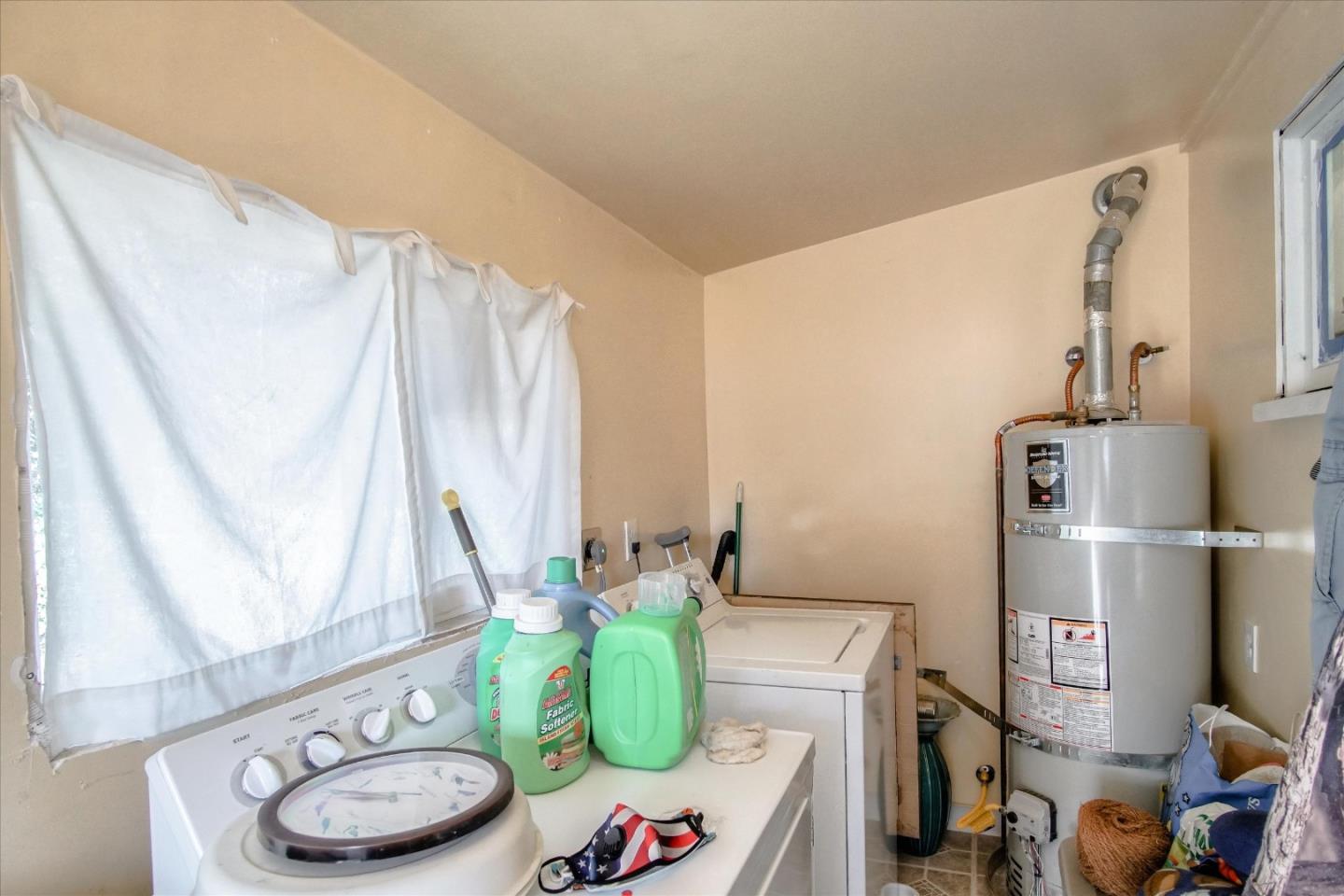 6520 Fairview Road Hollister, CA 95023 - Photo 19 of 39 a living room with furniture and a table