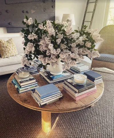 a view of a livingroom with furniture
