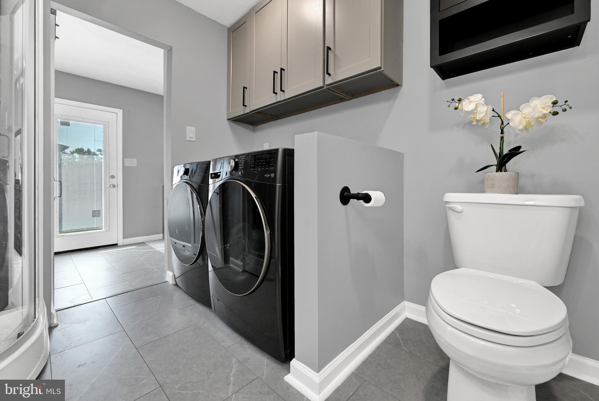 2340 Redwood Road York, PA 17408 - Photo 28 of 68 a bathroom with a toilet and a washing machine