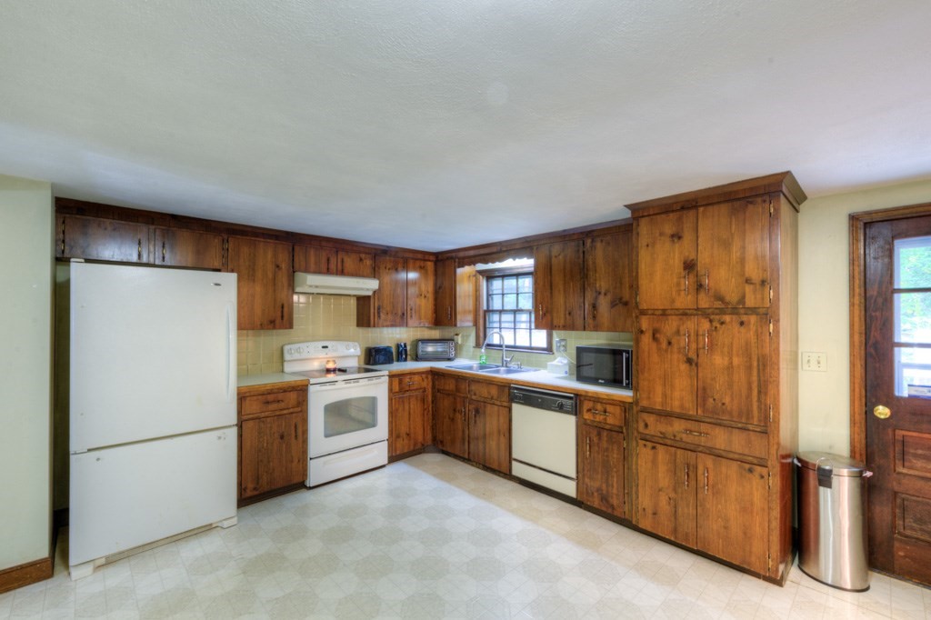 11 Browning Road Shrewsbury, MA 01545 - Photo 11 of 41 Gallery Image 11
