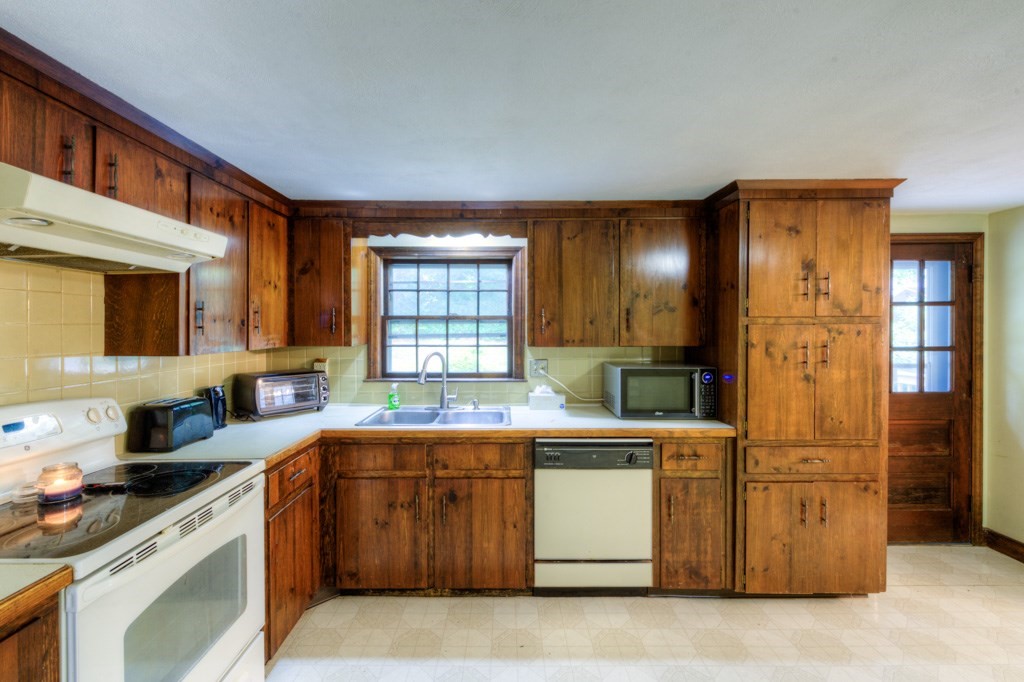 11 Browning Road Shrewsbury, MA 01545 - Photo 12 of 41 Gallery Image 12