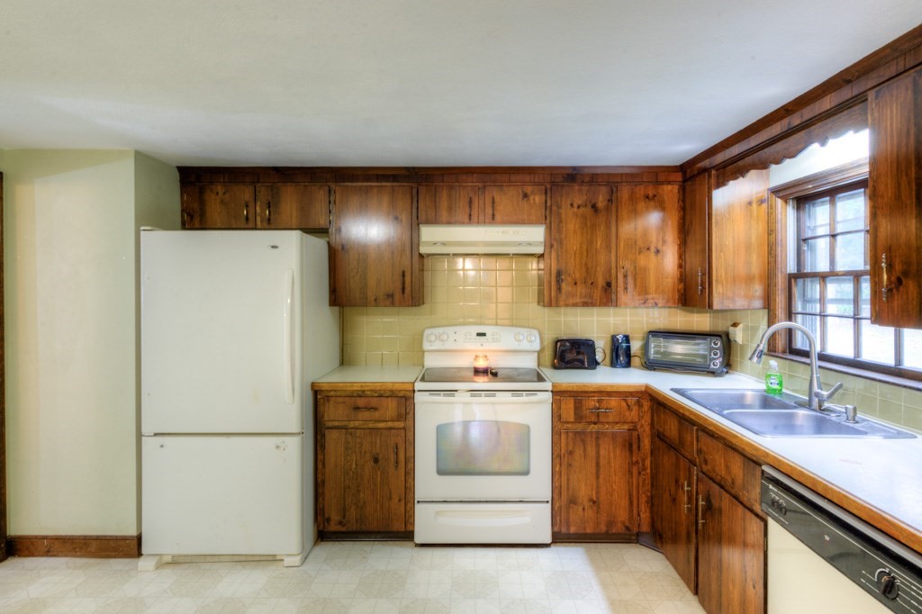 11 Browning Road Shrewsbury, MA 01545 - Photo 10 of 41 Gallery Image 10