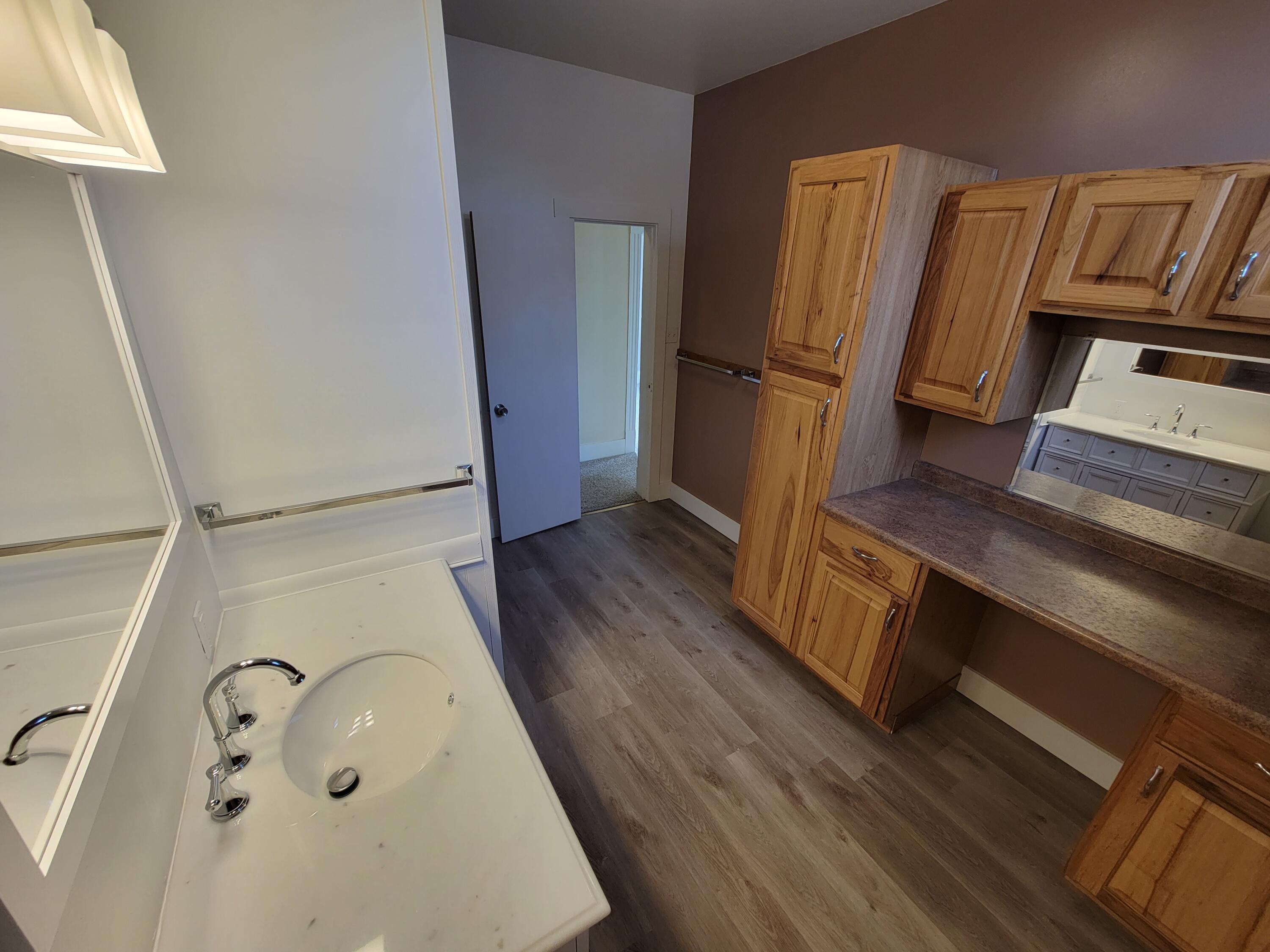 258 3rd Street Manistee, MI 49660 - Photo 14 of 26 20230220_143058 Full Bath upper (1)