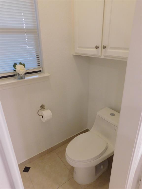 622 Crowley Road Arlington, TX 76012 - Photo 25 of 38 a bathroom with a toilet and a sink