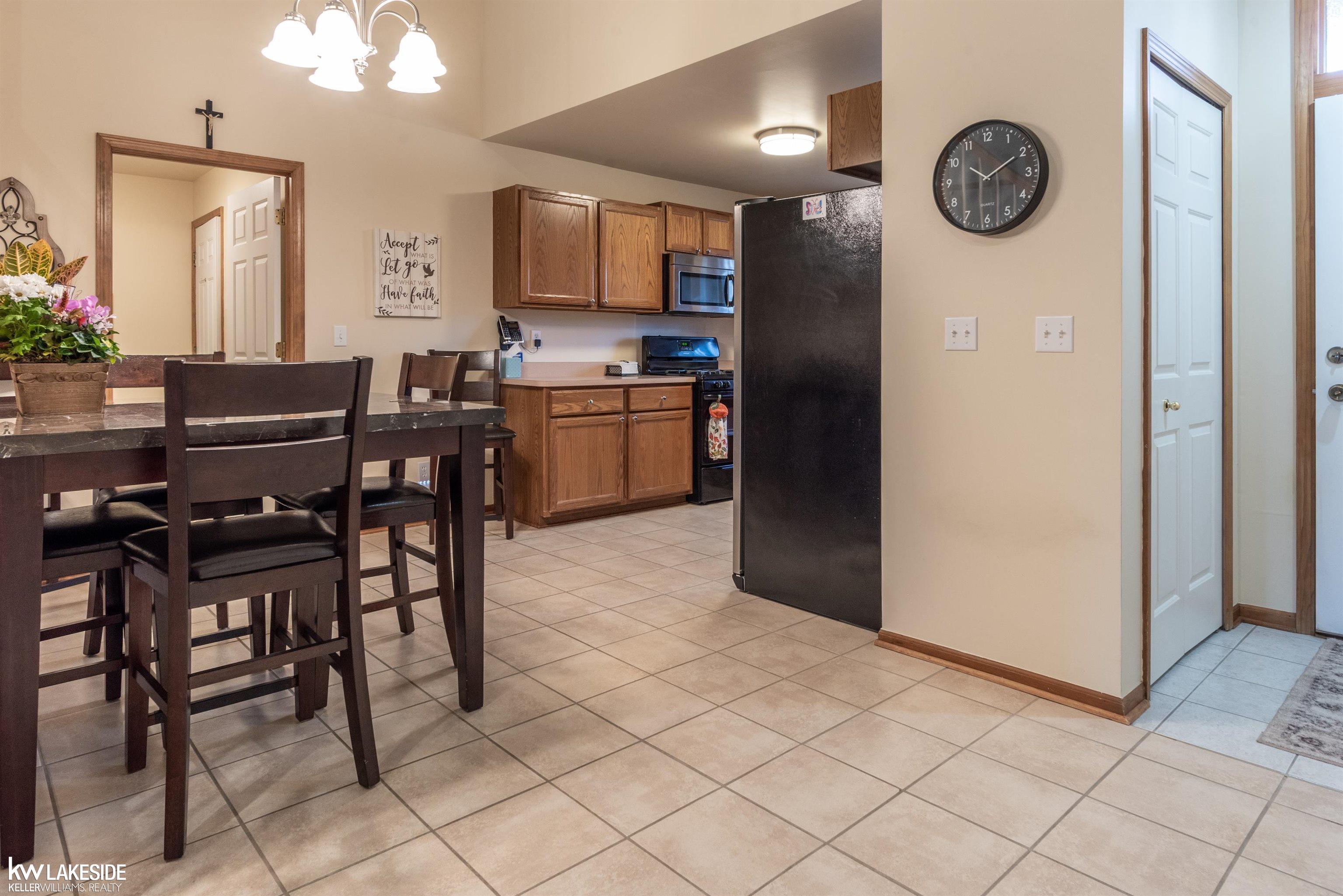 16931 Country Ridge Court Macomb, MI 48044 - Photo 13 of 23 50161145-bead03e1-94ec-45fb-8952-79f0c2642488.JPG