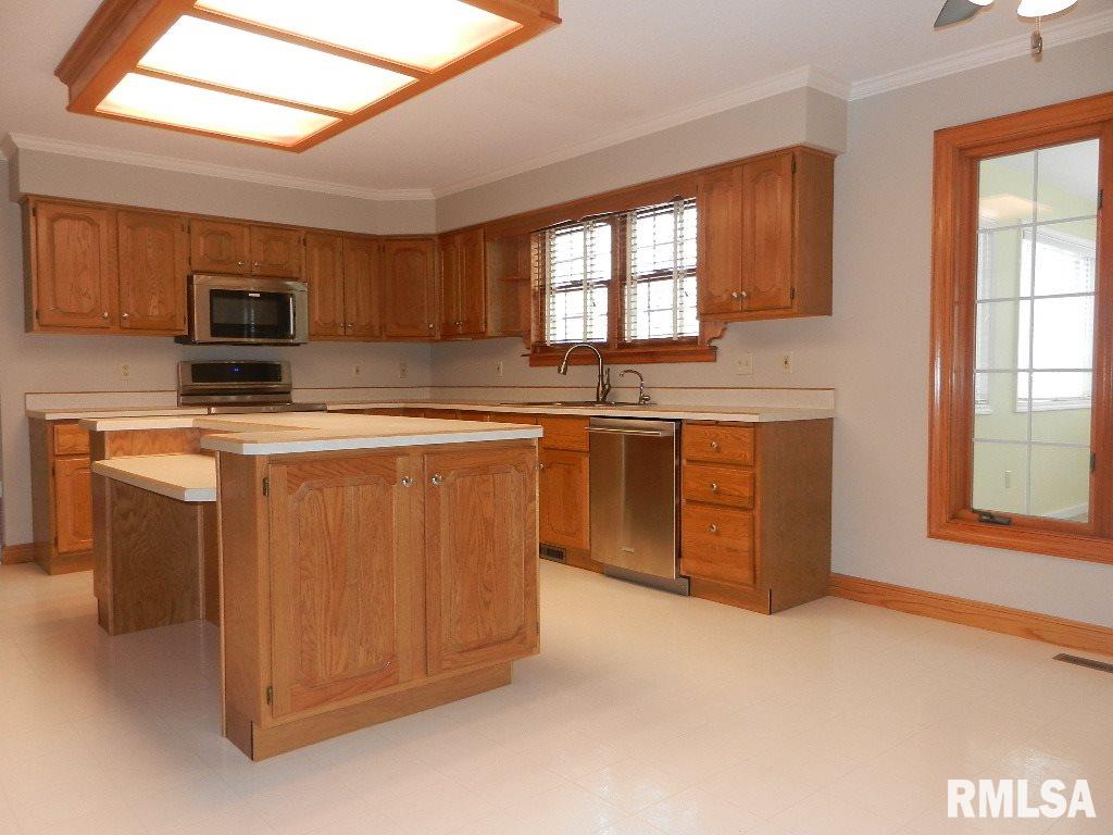 4410 Forest Road Davenport, IA 52807 - Photo 10 of 24 Gallery Image 10