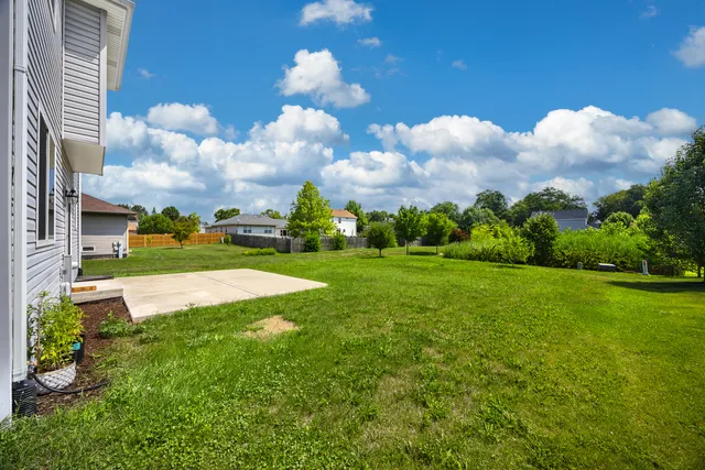 a view of a fountain in front of building