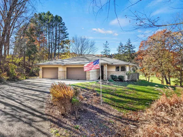 $749,900 | 106 Aspen Glen Drive, Spring Green, WI 53588