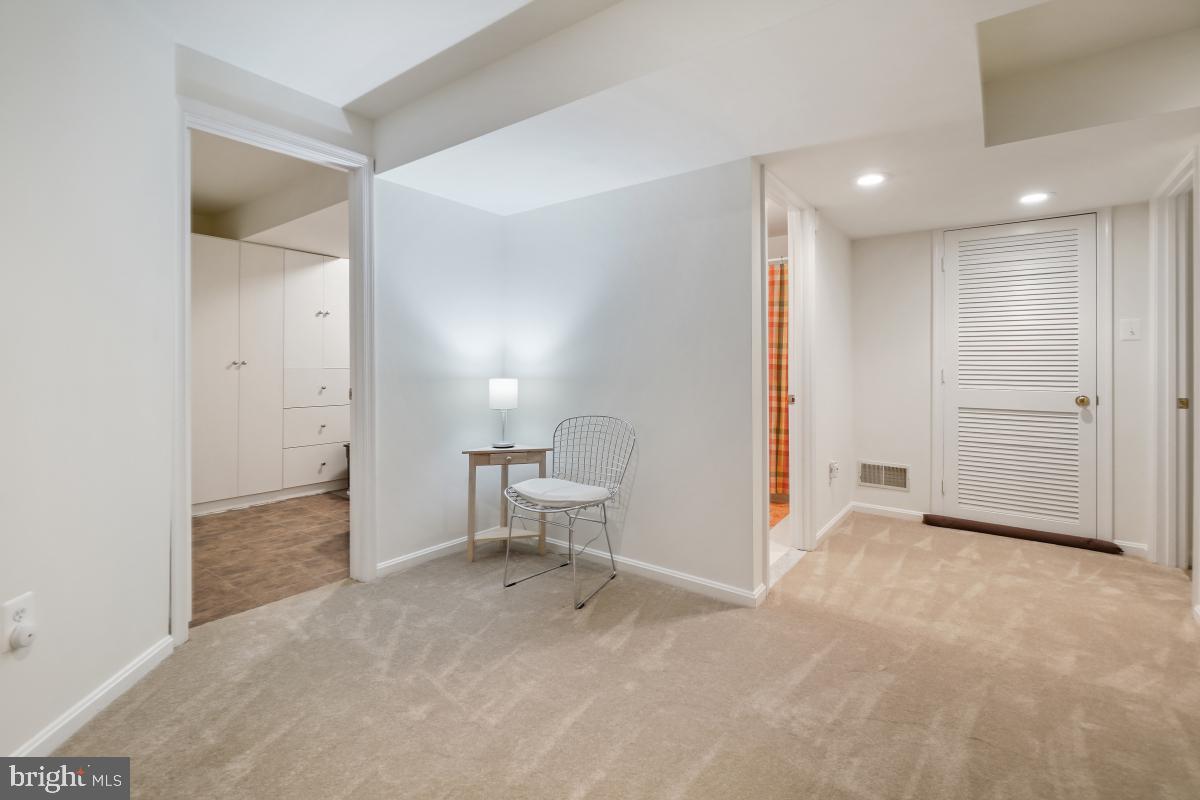 11433 Hollow Timber Way Reston, VA 20194 - Photo 38 of 45