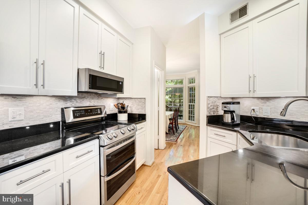 11433 Hollow Timber Way Reston, VA 20194 - Photo 8 of 45